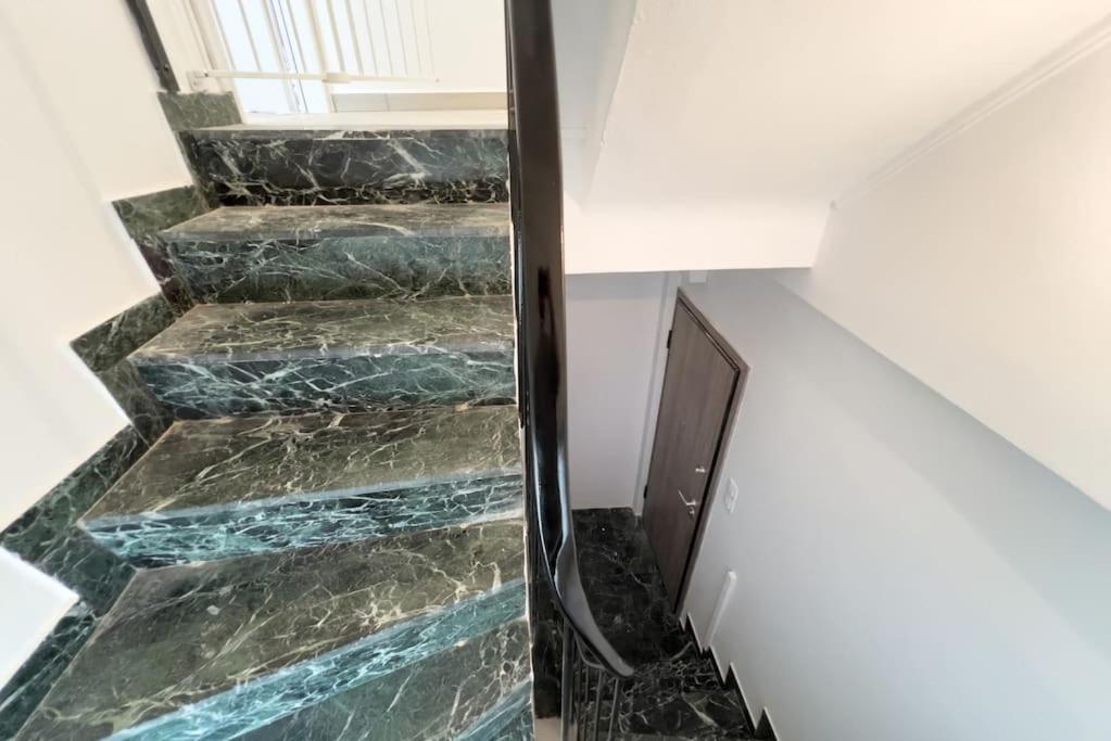 Spacious Penthouse Near Downtown Athens Exterior photo