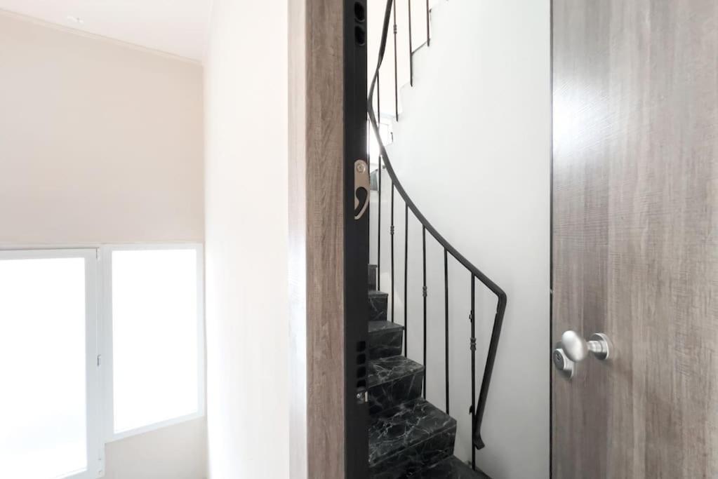 Spacious Penthouse Near Downtown Athens Exterior photo